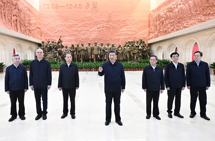 习总书记带领中共中央政治局常委赴延安瞻仰延安革命地